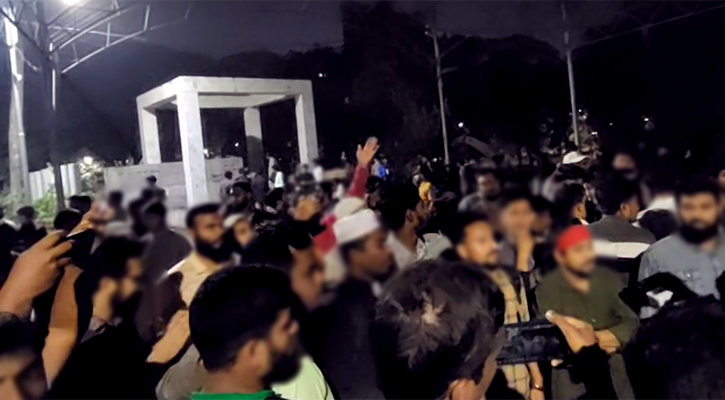 ‘মুজিববাদ মুর্দাবাদ, ইনকিলাব জিন্দাবাদ’ স্লোগানে প্রকম্পিত ধানমন্ডি-৩২